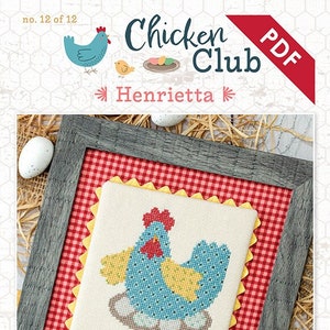 Peut inclure: Modèle de point de croix représentant une poule bleue assise sur un nid d'œufs. Le motif est encadré dans un cadre en bois rustique avec un fond en vichy rouge et blanc. Le titre "Henrietta" est écrit au-dessus du motif. Le motif fait partie d'une série appelée "Chicken Club" et est conçu par Lori Holt.