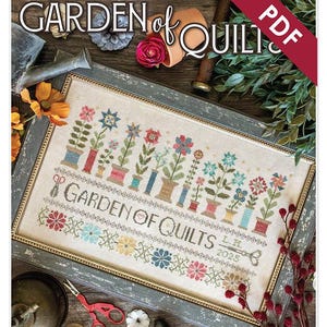 Pode incluir: Um padrão de ponto cruz emoldurado intitulado "Garden of Quilts" com desenhos florais coloridos em vasos. A imagem inclui o texto "PDF" e "Designed by Lori Holt". Elementos decorativos como tesouras e flores circundam a moldura.