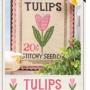Puede incluir: Un patrón de punto de cruz para un paquete de semillas con una tulipa rosa con hojas verdes y el texto "TULIPS 20¢ STITCHY SEED CO.". El patrón es parte de la serie "Seed Packet Cross Stitch Series" de It's Sew Emma. El tamaño terminado es de 12,7 cm por 17,8 cm y utiliza tela Aida de 14 puntos.