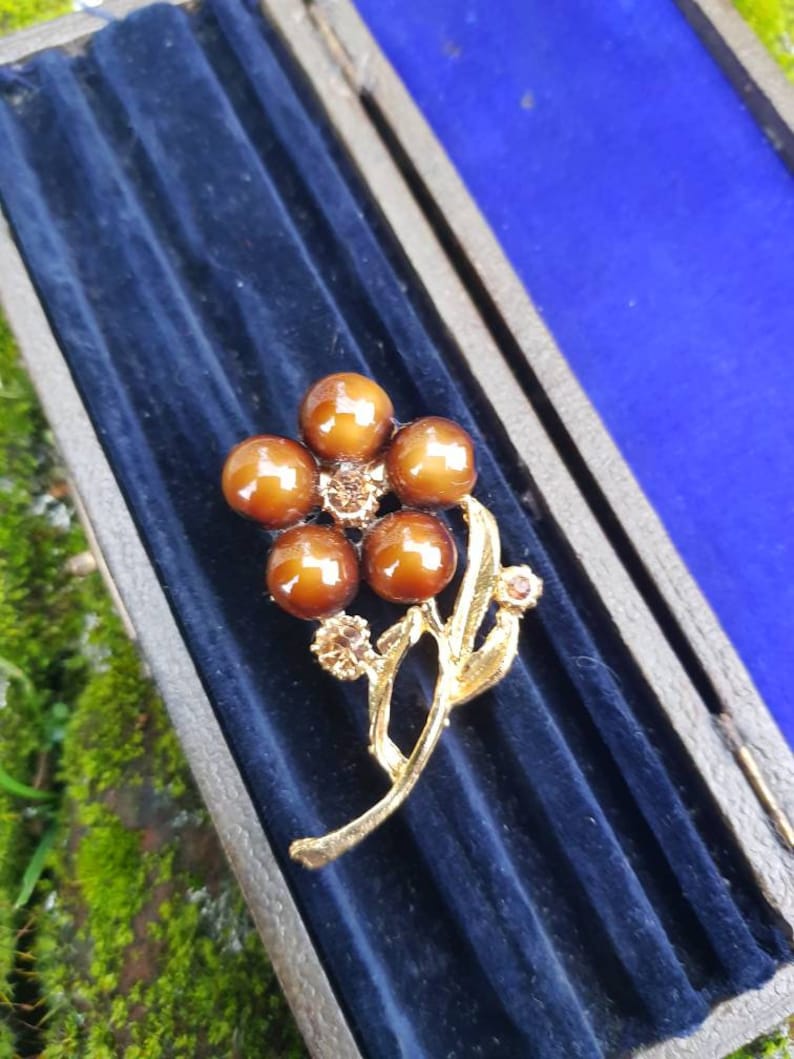 Here we have a stunning vintage ladies brooch in floral design In gold tone metal circa 1970s comes in gift pouch