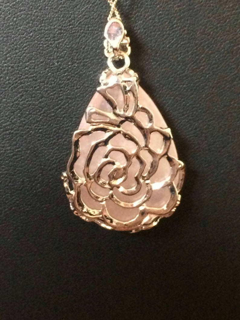 Stunning 925 silver chain and pink stone incased in silver comes in gift box perfect for that special lady in your life