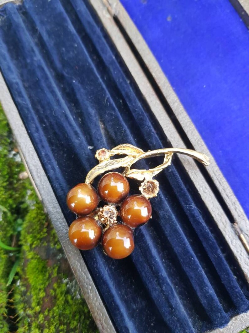Here we have a stunning vintage ladies brooch in floral design In gold tone metal circa 1970s comes in gift pouch