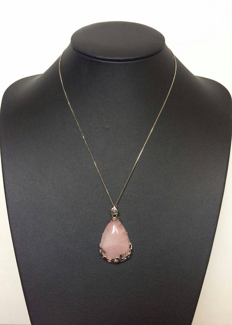 Stunning 925 silver chain and pink stone incased in silver comes in gift box perfect for that special lady in your life