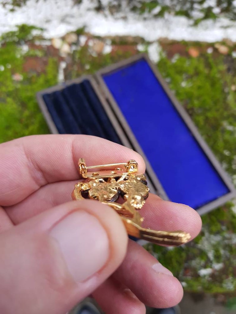 Here we have a stunning vintage ladies brooch in floral design In gold tone metal circa 1970s comes in gift pouch