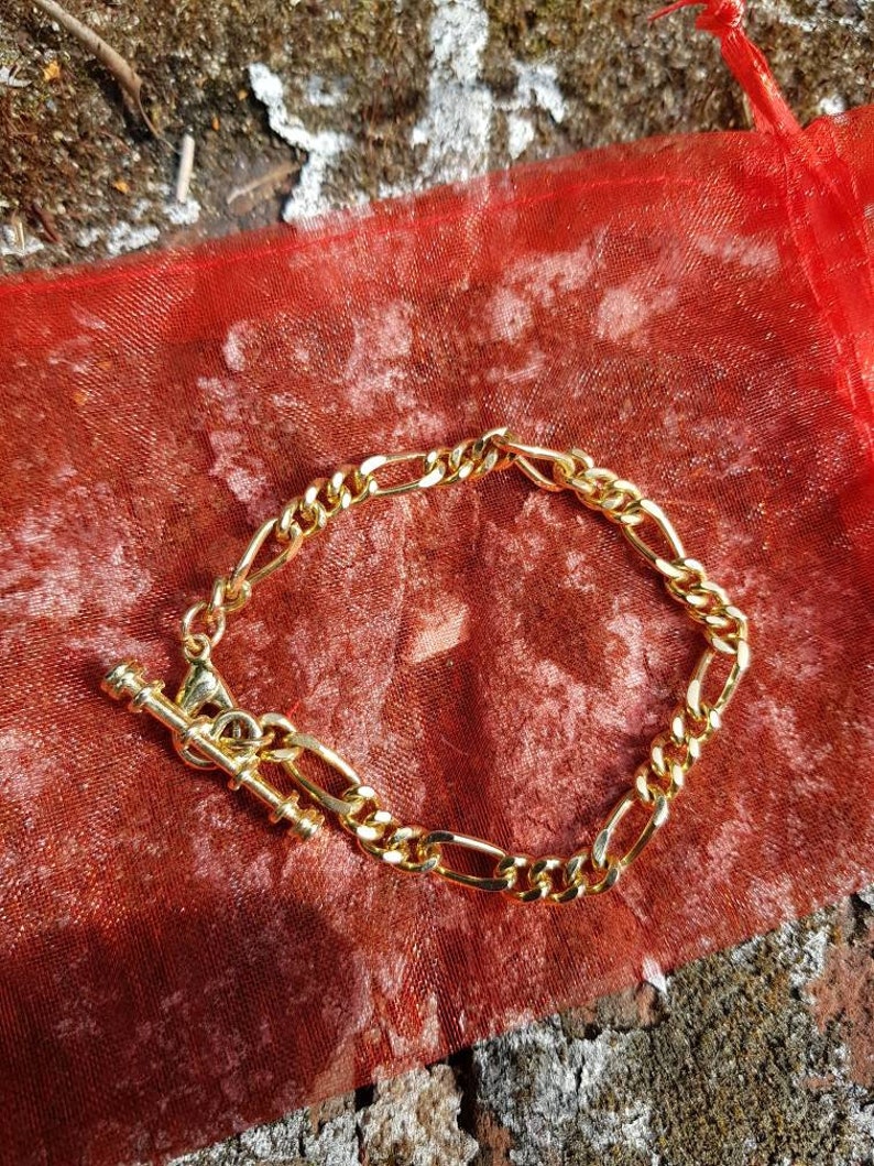 Here we have a nice girl/'s gold tone metal bracelet in fantastic condition circa 1980s comes in gift pouch