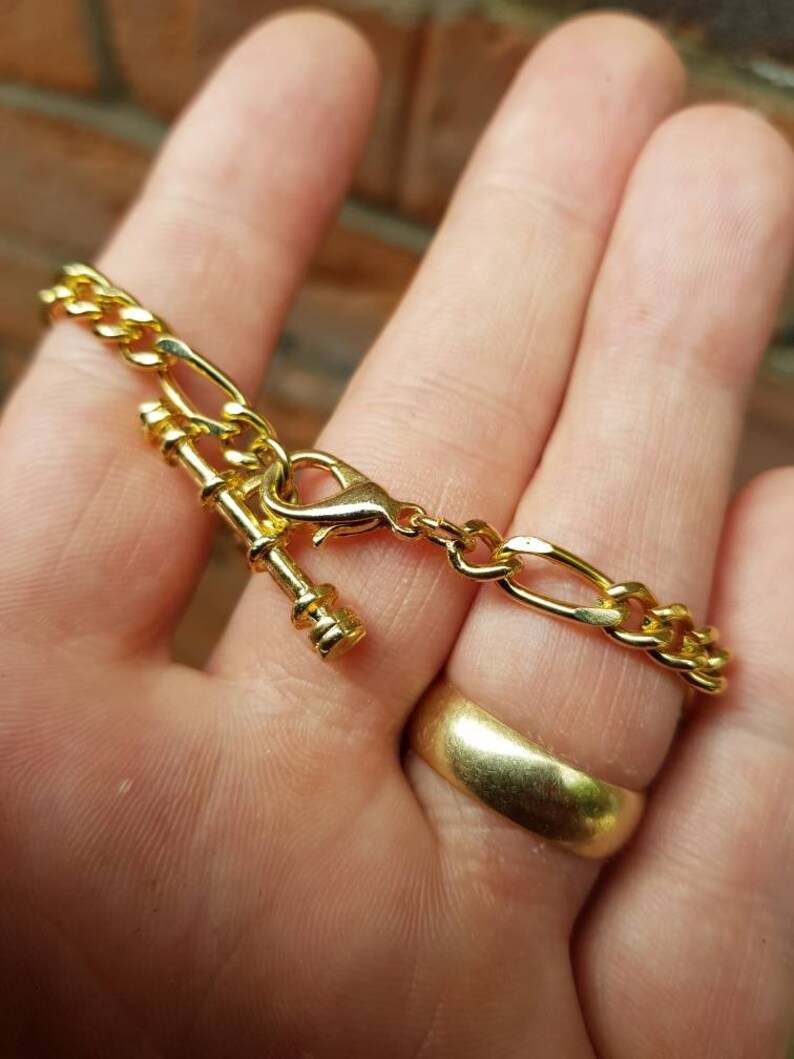 Here we have a nice girl/'s gold tone metal bracelet in fantastic condition circa 1980s comes in gift pouch