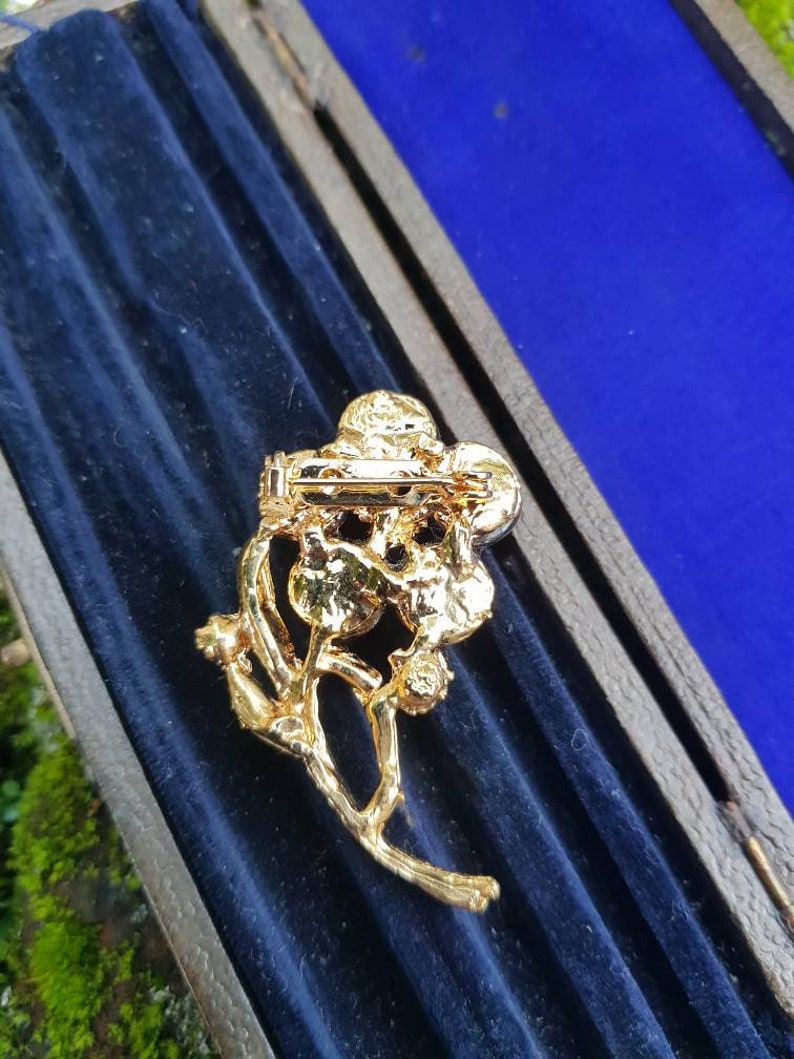 Here we have a stunning vintage ladies brooch in floral design In gold tone metal circa 1970s comes in gift pouch