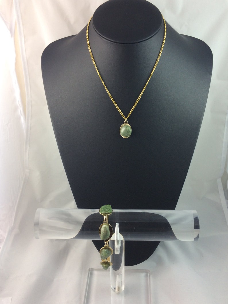 Vintage Necklace And Bracelet Set In As New Condition In Gift Box Ideal For Mothers Day