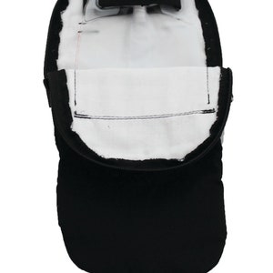 Puede incluir: Bolsa negra con cremallera, interior blanco y solapa de pl&aacute;stico transparente con la palabra "TOP" impresa.