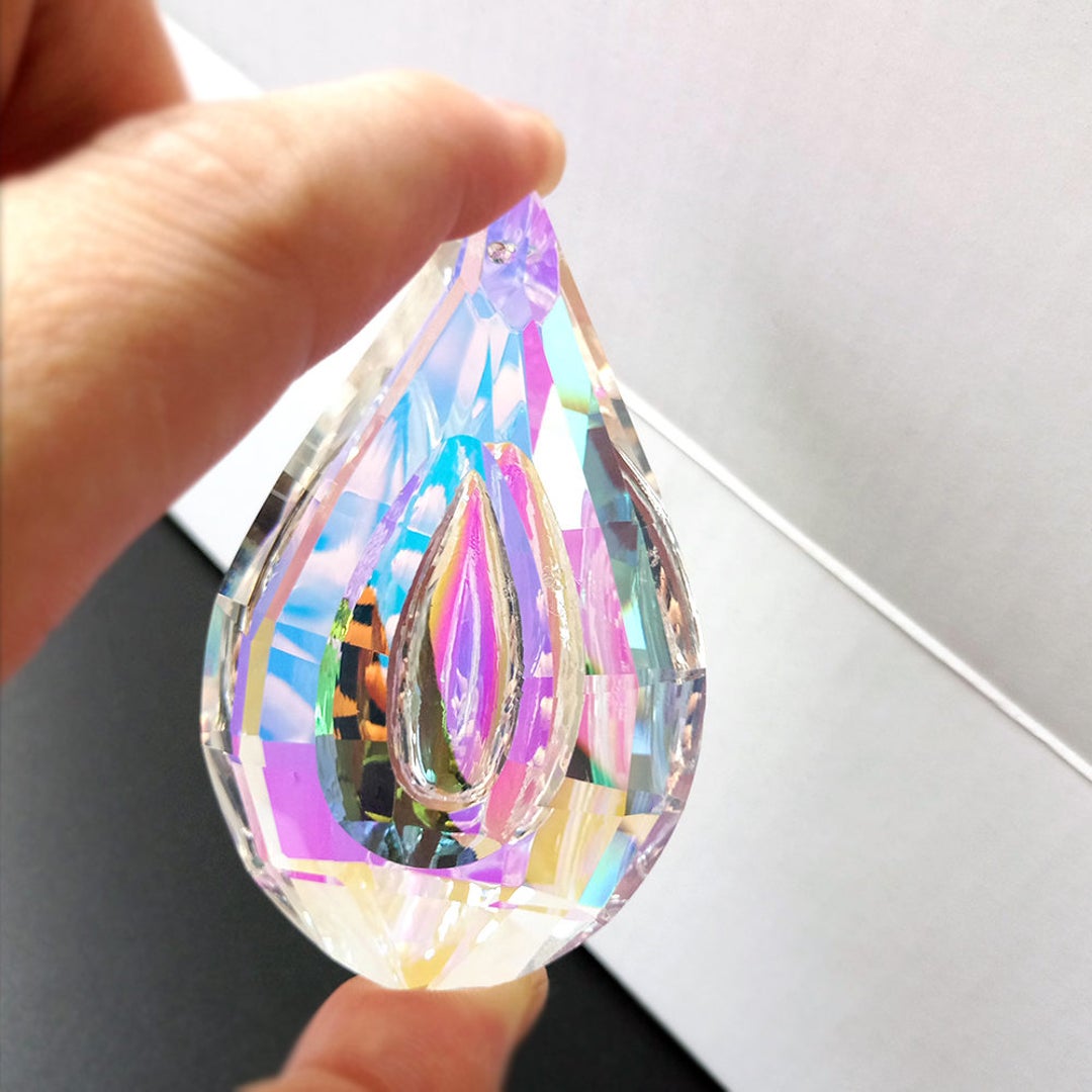 Decorazioni Da Giardino Prisma Acchiappasole Pendente In Cristallo Finestra Con Luce Arcobaleno Campanella A Vento Da Appendere Decorazioni Domestiche E Artigianato Da 12 € | DHgate Decorazioni Da Giardino Prisma Acchiappasole Pendente In Cristallo Finestra Con Luce Arcobaleno Campanella A Vento Da Appendere Decorazioni Domestiche E Artigianato Da 12 € | DHgate