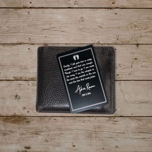 Insertion personnalisée en aluminium pour portefeuille commémoratif – Un message de bébé à papa