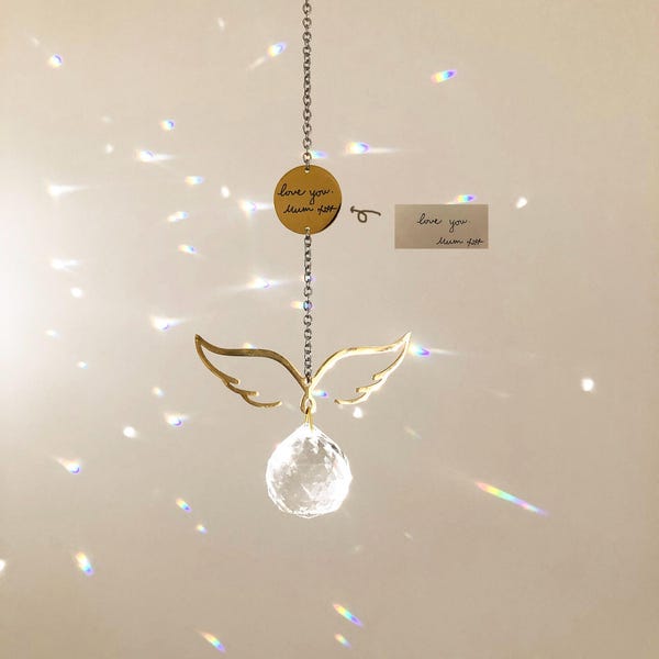 Atrapasueños conmemorativo personalizado escrito a mano, alas de ángel minimalistas, "Búscame en los arcoíris"
