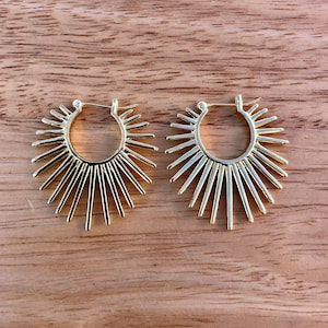 Gold Sunburst Creolen • Sonnenstrahl Statement Creolen • Leichte Boho Ohrringe • Himmlische Ohrringe