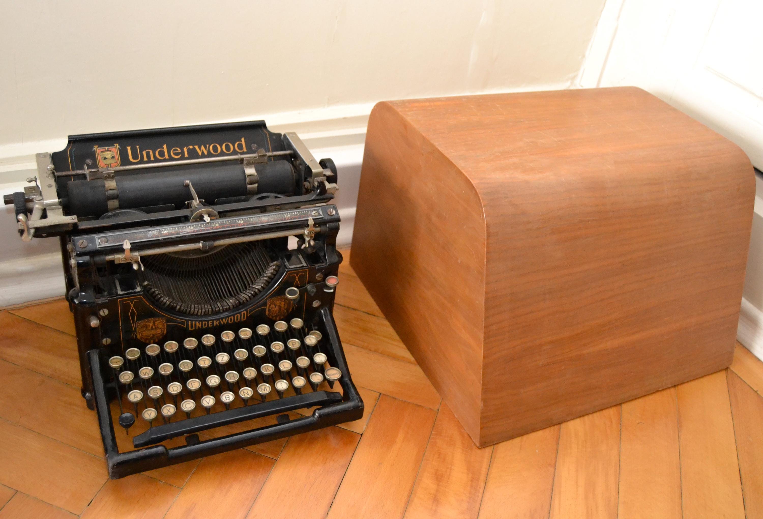 アンティークのアンダーウッドNo.5タイプライター、1909年製