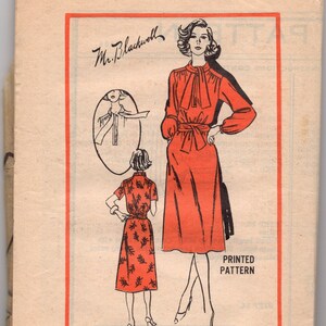 Puede incluir: Patrón de costura vintage para un vestido con un lazo en el cuello y un cinturón en la cintura. El patrón está impreso en papel e incluye instrucciones para hacer el vestido. El patrón es para la talla 12. El patrón es de Mr. Blackwell, un diseñador destacado.