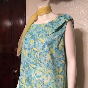 Vintage 1960&#39;s Light Blue Tropical Print Rayon Sheath Day Dress w Bow, Size 18 43&quot;-43&quot;-43&quot;