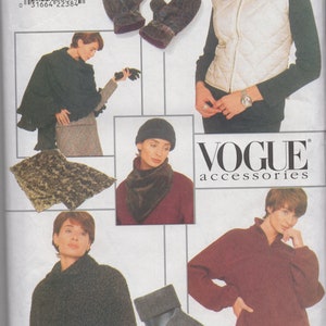 Op de afbeelding: Een naaipatroon voor verschillende winteraccessoires, waaronder een vest, een cape, een sjaal, een muts, wanten en laarzen. Het patroon is van Vogue Accessories en is voor maat O/S. Het patroonnummer is 9354.