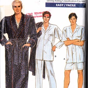 Könnte beinhalten: Ein Schnittmuster für einen Herrenbademantel und einen Pyjama. Das Schnittmuster stammt von Vogue Patterns und ist als einfach zu nähen gekennzeichnet. Das Schnittmuster beinhaltet einen Bademantel mit Schalkragen und Knopfleiste sowie einen Pyjama mit Knopfleiste und Hose. Das Schnittmuster ist für die Größen L-XL.