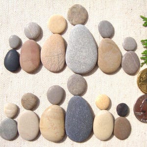 Figuras de guijarros - Arte con guijarros - Materiales para hacer guijarros - Piedras marinas naturales - 12 figuras humanas pequeñas - P45