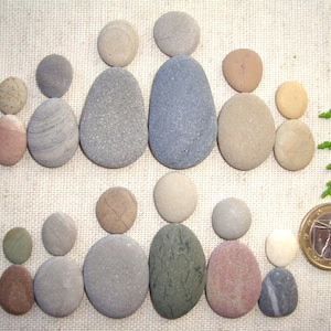 Stenmänniskor - Gör-det-själv-stenskonstbild - Stenkonstmaterial - Naturliga havsstenar - 12 små mänskliga figurer - P14