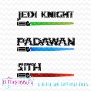Op de afbeelding: Drie lightsaber-ontwerpen met tekst. Het bovenste ontwerp is groen en zegt "Jedi Knight". Het middelste ontwerp is blauw en zegt "Padawan". Het onderste ontwerp is rood en zegt "Sith".
