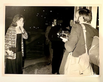 1976 Jackie Kennedy Onassis Candid Vintage Press Photo – Photographer Mishap NYC