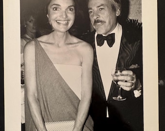 1977 Jacqueline Onassis & Kevin McCarthy Original Press Photo NYC Metropolitan Museum Event