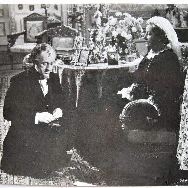 Original Vintage B&W Promotional Photo, "THE MUDLARK", 1950, 9 1/4" x 7 1/2", Irene Dunne and Alec Guinness