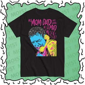 Puede incluir: Camiseta negra con una ilustración gráfica de una persona al teléfono, con detalles en azul, amarillo y rosa. El texto dice: "MY MOM AND DAD ARE GONNA BE SO MAD AT MEEEEEEEE!"