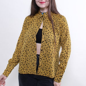 Blusa vintage con estampado de leopardo, camisa amarilla retro de los 90 con estampado animal y botones, talla M.