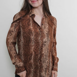 Brązowa bluzka z długim rękawem i nadrukiem w marmurek ze skóry węża, zapinana na guziki, rozmiar M