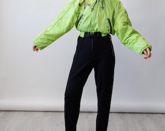 Traje de esquí vintage de los 90 en verde lima y negro, con pantalones elásticos con estribos y capucha, talla S.