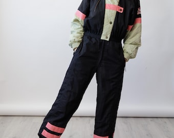 Traje de esquí vintage de los 90 en negro, verde salvia y coral con bloques de color, bordado para snowboarder, talla M.