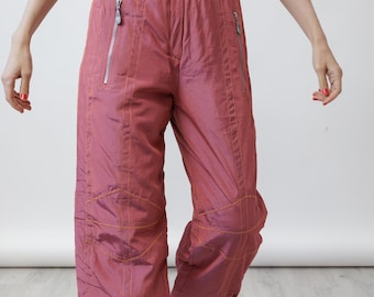 Pantalones de esquí vintage de los 80, color frambuesa iridiscente, con cinturón, costuras de contraste y cremallera en el tobillo, talla M.