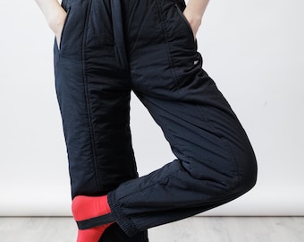 Pantalones de esquí vintage acolchados negros de los 90 con estribos, cintura alta y relleno, talla M.