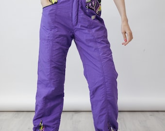 Pantalones de esquí vintage de los 90 con estampado de grafiti neón morado, fabricados en Francia, talla M.