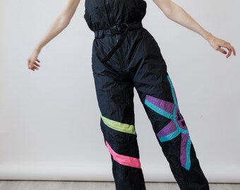 Peto de esquí vintage de los 80 en color negro neón con estampado de estrellas, de nailon arrugado, talla S.