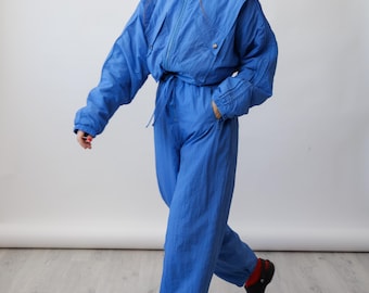Traje de esquí vintage de los años 80, de nailon arrugado azul marino, con bolsillo de solapa, de una pieza, talla M.