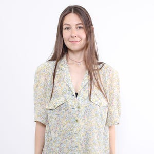 90年代風の花柄パステルカラーのブラウス（肩パッド付き）、ヴィンテージの透け感のあるサマートップス（サイズL）