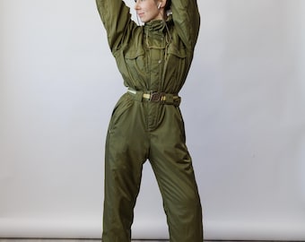 Traje de esquí vintage de una pieza, verde oliva brillante, de los años 90, con cinturón y hebilla, talla L.