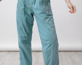 Pantalones de esquí vintage de los 90 color verde azulado, con costuras en contraste, cordón ajustable, cintura alta y cremallera en el tobillo. Talla M.