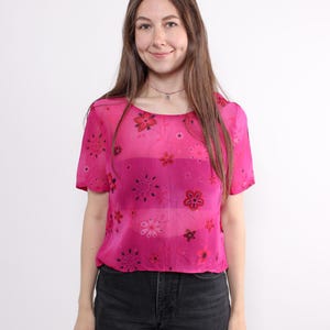 90年代風ピンクの花柄ビスコースブラウス：透け感のあるヴィンテージサマートップス