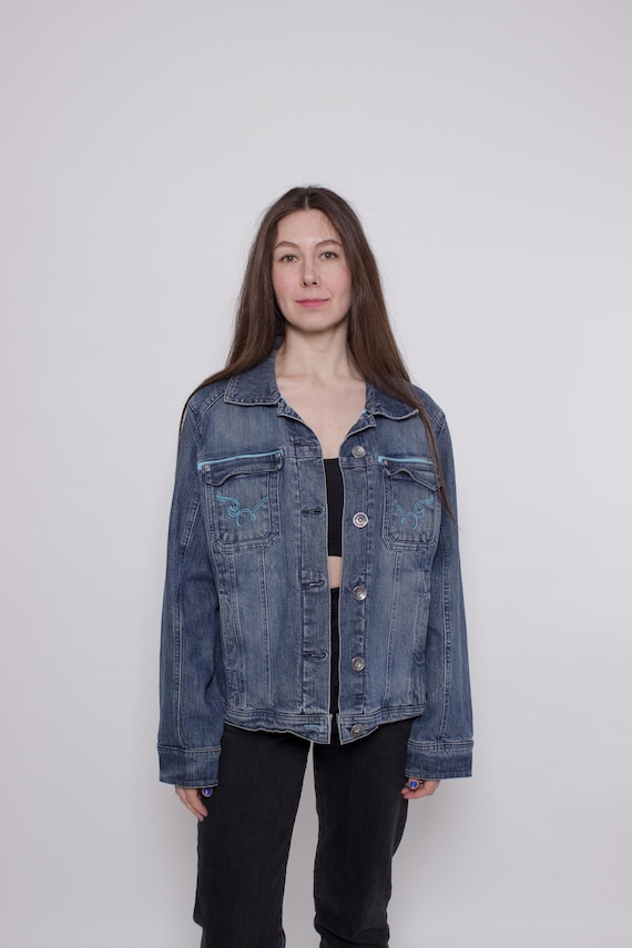 Y2K Turquoise Embroidered Denim Jacket Vintage Medium Wash Zip Pocket Stretch Trucker Size L