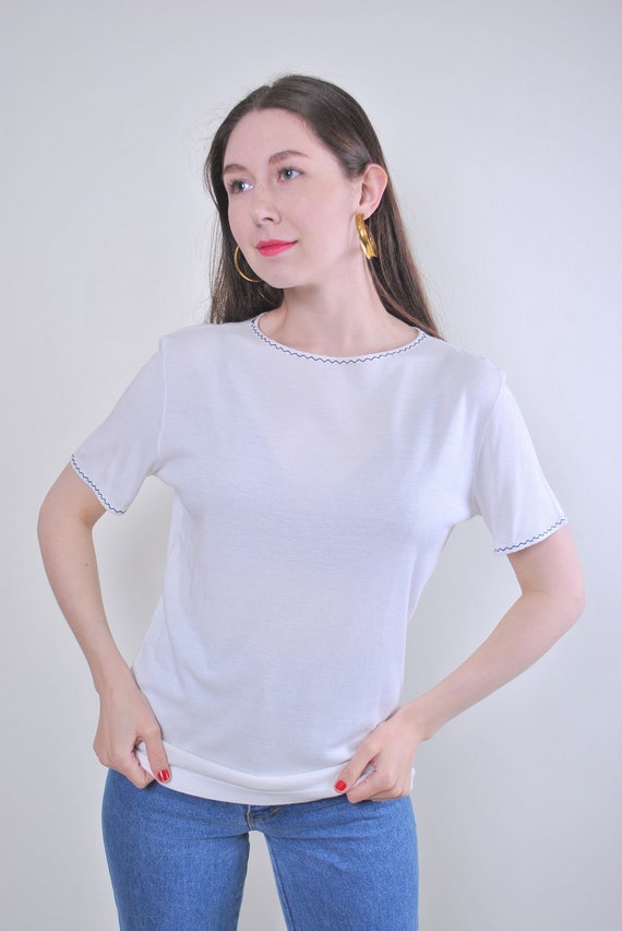 90s Vintage Embroidered T-Shirt: White Abstract Tee, Size M