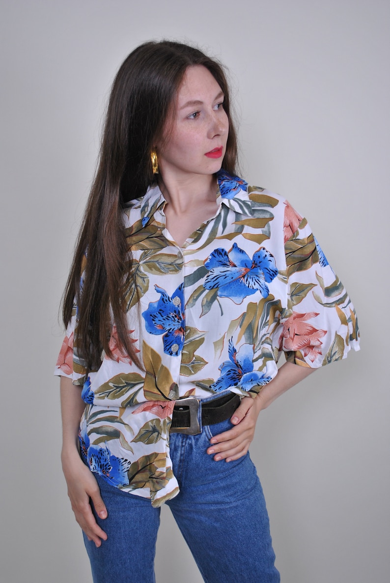 Flowers blouse 1990s 1980s vintage blue green white nature plant summer print short sleeve hipster shirt