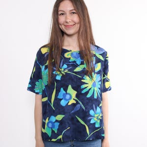 90s flowers print blouse, vintage short sleeve blue color artsy blouse , Size M