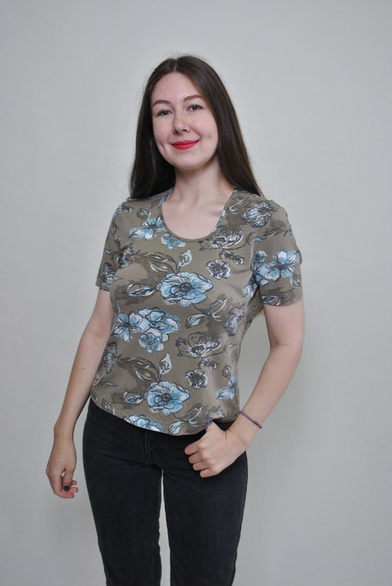 90s Blue Floral Print Top Vintage Taupe Crew Neck Short Sleeve Tee Size M
