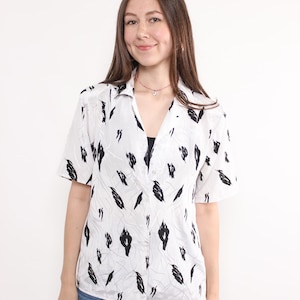 Blusa branca com estampa abstrata dos anos 90, blusa de verão vintage com ombreiras, tamanho G