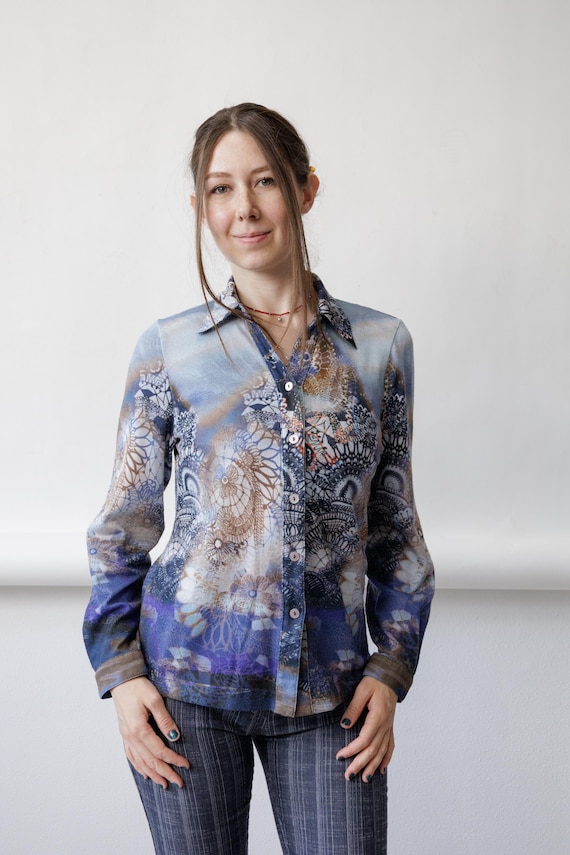 Y2K Lace Print Knit Shirt Vintage Blue Purple Photo Collage Shell Blouse Size M