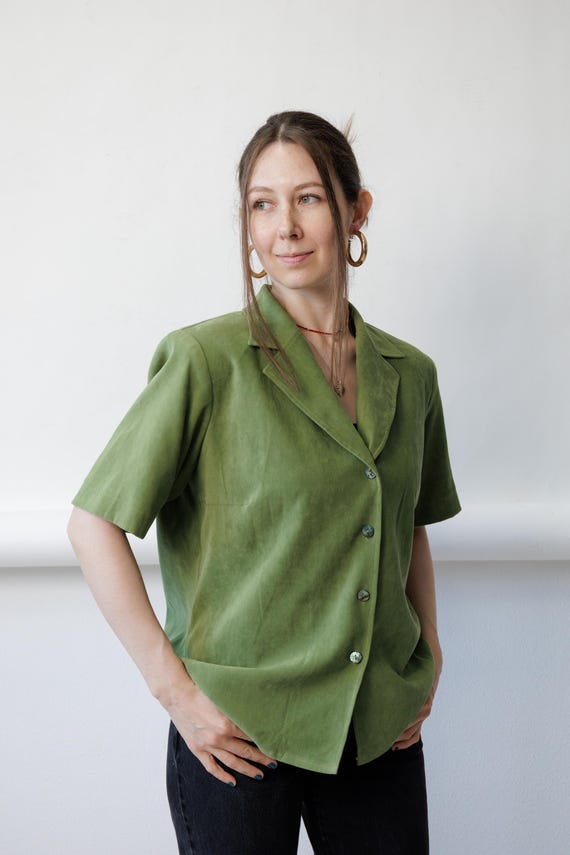 90s moss green faux suede blouse notched lapel shell button camp shirt, size Medium